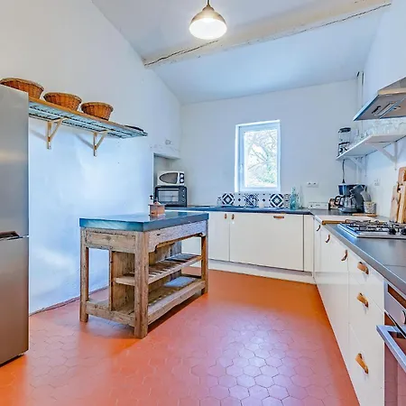 Amazing In Le Rouet With Wifi Holiday home Notre-Dame-de-Londres